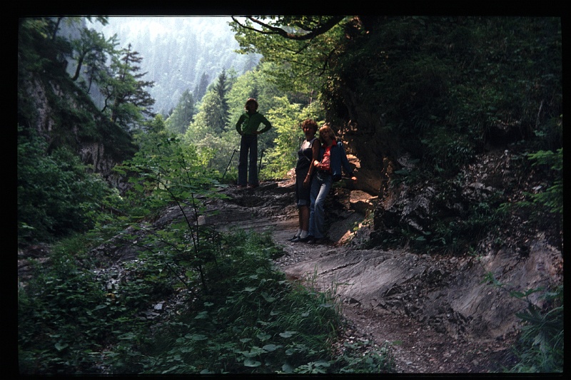 21.Garnitzenklamm jun 1976 Mama,Brigitte,Marion.JPG